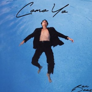 Como yo single cover: Ben floating in a pool in a black suit